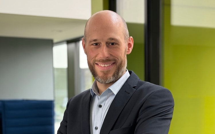 Ein Bild, das Person, Menschliches Gesicht, Mann, Kleidung enthält. KI-generierte Inhalte können fehlerhaft sein.