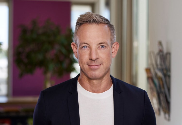 Ein Bild, das Menschliches Gesicht, Person, Kleidung, Mann enthält. KI-generierte Inhalte können fehlerhaft sein.