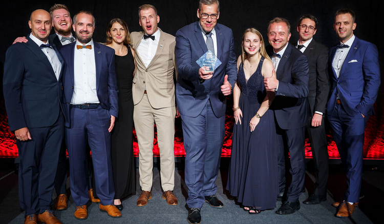 Ein Bild, das Person, Kleidung, Anzug, Lächeln enthält. KI-generierte Inhalte können fehlerhaft sein.