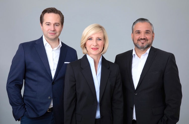Ein Bild, das Person, Menschliches Gesicht, Lächeln, Formelle Kleidung enthält. KI-generierte Inhalte können fehlerhaft sein.