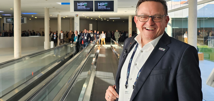 Ein Bild, das Person, Kleidung, Anzug, Lächeln enthält. KI-generierte Inhalte können fehlerhaft sein.