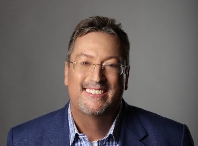 Ein Bild, das Menschliches Gesicht, Person, Vorderkopf, Lächeln enthält. KI-generierte Inhalte können fehlerhaft sein.