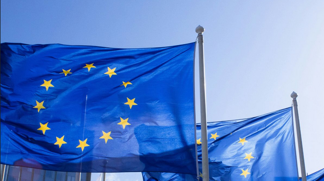 Ein Bild, das Flagge, Himmel, Electric Blue (Farbe), Stange Pfosten enthält. KI-generierte Inhalte können fehlerhaft sein.