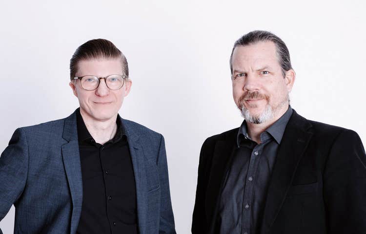 Ein Bild, das Menschliches Gesicht, Person, Kleidung, Lächeln enthält. KI-generierte Inhalte können fehlerhaft sein.