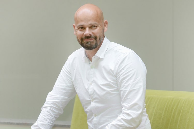Ein Bild, das Person, Menschliches Gesicht, Kleidung, Mann enthält. KI-generierte Inhalte können fehlerhaft sein.
