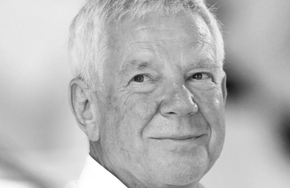Ein Bild, das Menschliches Gesicht, Person, Lächeln, Falte enthält. KI-generierte Inhalte können fehlerhaft sein.