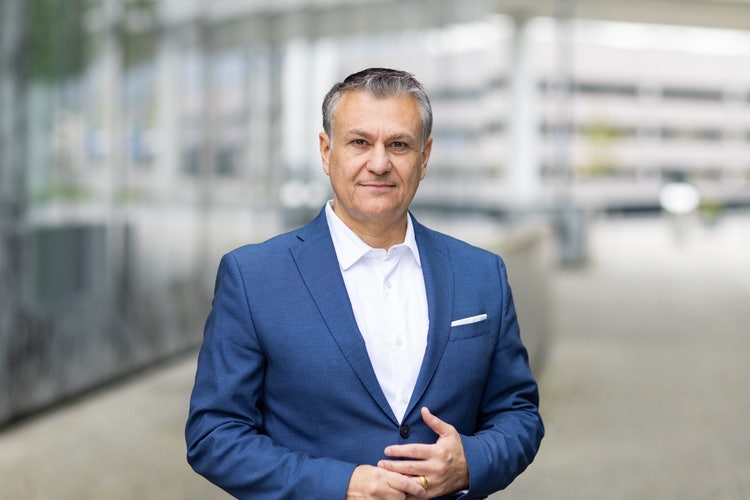 Ein Bild, das Person, Menschliches Gesicht, Mann, Kleidung enthält. KI-generierte Inhalte können fehlerhaft sein.