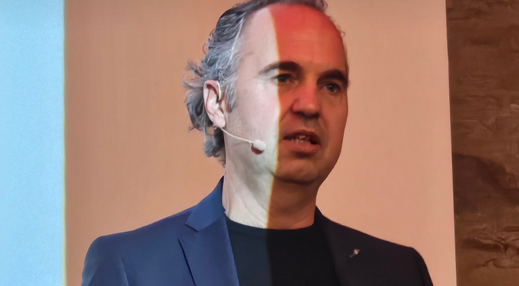 Ein Bild, das Menschliches Gesicht, Person, Mann, Wand enthält. KI-generierte Inhalte können fehlerhaft sein.