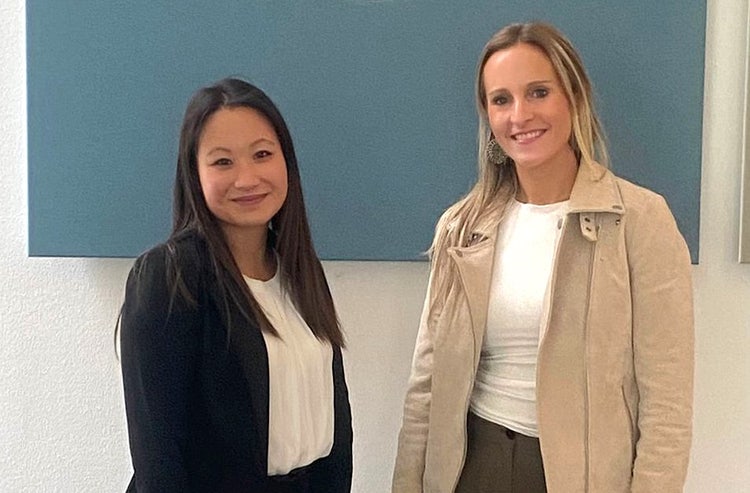 Ein Bild, das Menschliches Gesicht, Person, Wand, Lächeln enthält. KI-generierte Inhalte können fehlerhaft sein.