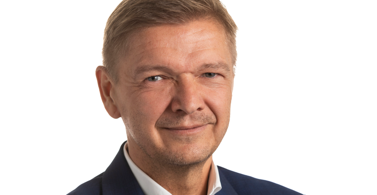 Ein Bild, das Menschliches Gesicht, Person, Porträtbild, Kinn enthält. KI-generierte Inhalte können fehlerhaft sein.