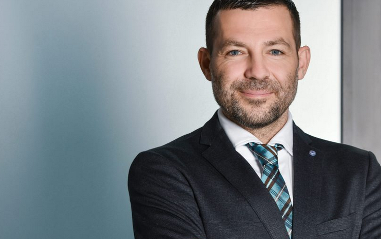 Ein Bild, das Menschliches Gesicht, Person, Kleidung, Mann enthält. KI-generierte Inhalte können fehlerhaft sein.