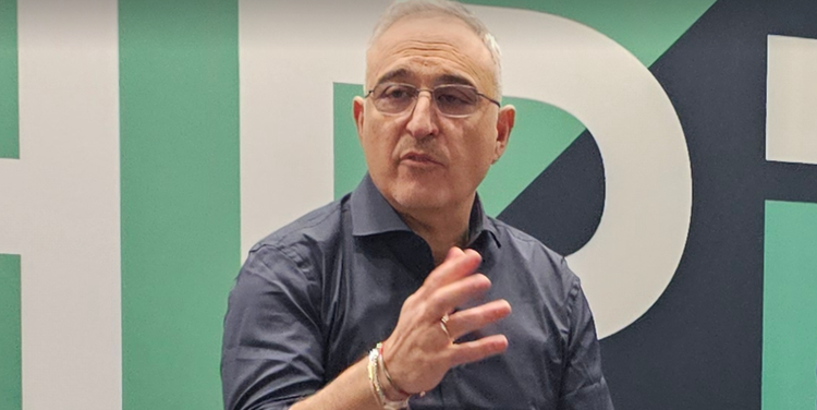 Ein Bild, das Menschliches Gesicht, Kleidung, Person, Brille enthält. KI-generierte Inhalte können fehlerhaft sein.