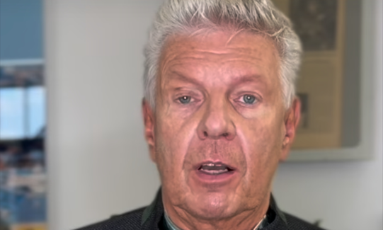 Ein Bild, das Menschliches Gesicht, Person, Vorderkopf, Kinn enthält. KI-generierte Inhalte können fehlerhaft sein.