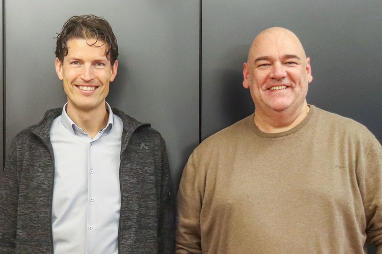 Ein Bild, das Menschliches Gesicht, Person, Lächeln, Wand enthält. KI-generierte Inhalte können fehlerhaft sein.