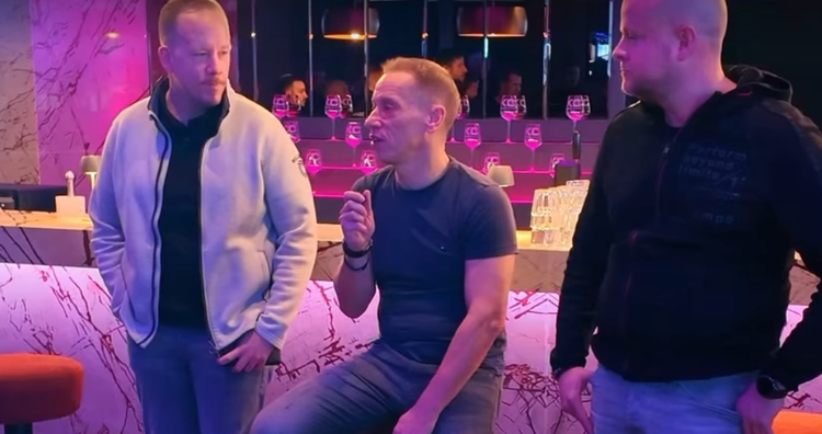 Ein Bild, das Kleidung, Person, Mann, Magenta enthält. KI-generierte Inhalte können fehlerhaft sein.