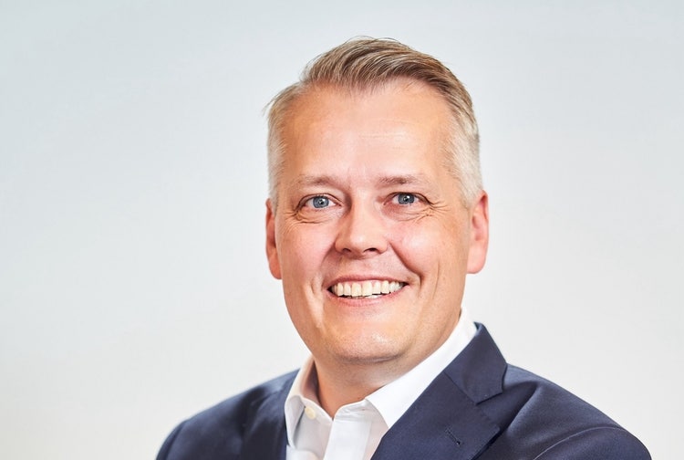 Ein Bild, das Menschliches Gesicht, Person, Lächeln, Kleidung enthält. KI-generierte Inhalte können fehlerhaft sein.