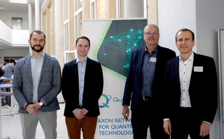 Ein Bild, das Kleidung, Person, Anzug, Menschliches Gesicht enthält. KI-generierte Inhalte können fehlerhaft sein.