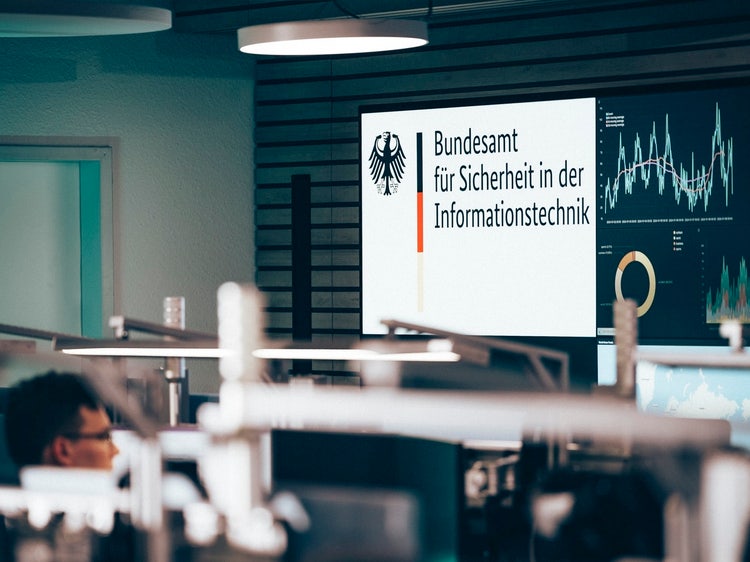 Ein Bild, das Text, Im Haus, Wand, Person enthält. KI-generierte Inhalte können fehlerhaft sein.