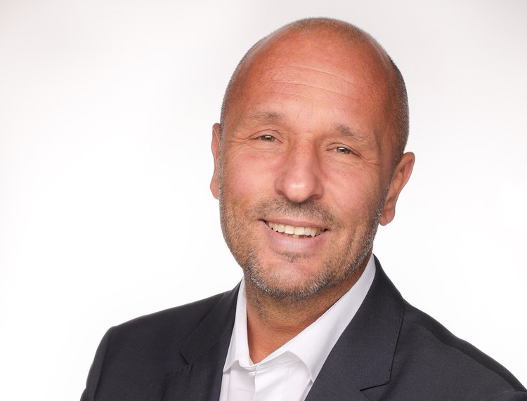 Ein Bild, das Menschliches Gesicht, Person, Kleidung, Lächeln enthält. KI-generierte Inhalte können fehlerhaft sein.