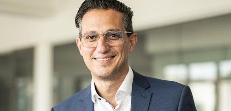 Ein Bild, das Menschliches Gesicht, Person, Lächeln, Shirt enthält. KI-generierte Inhalte können fehlerhaft sein.