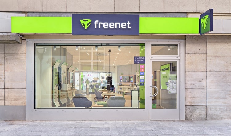 Ein Bild, das Gebäude, Tür, Text, Geschäft enthält. KI-generierte Inhalte können fehlerhaft sein.