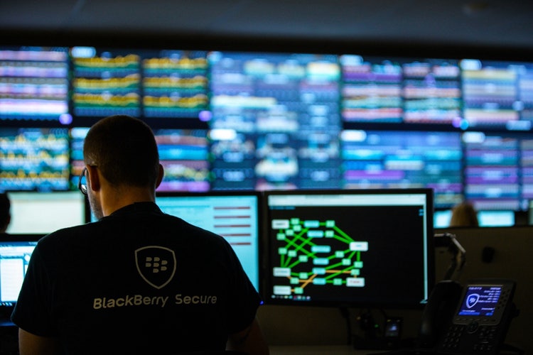 Ein Bild, das Im Haus, Person, Computermonitor, Text enthält. KI-generierte Inhalte können fehlerhaft sein.