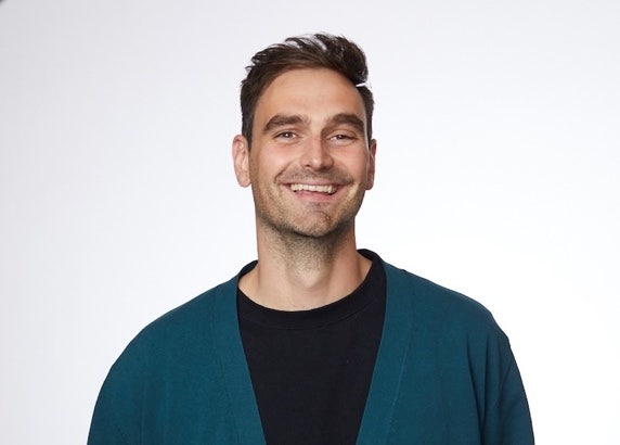 Ein Bild, das Menschliches Gesicht, Person, Kleidung, Lächeln enthält. KI-generierte Inhalte können fehlerhaft sein.
