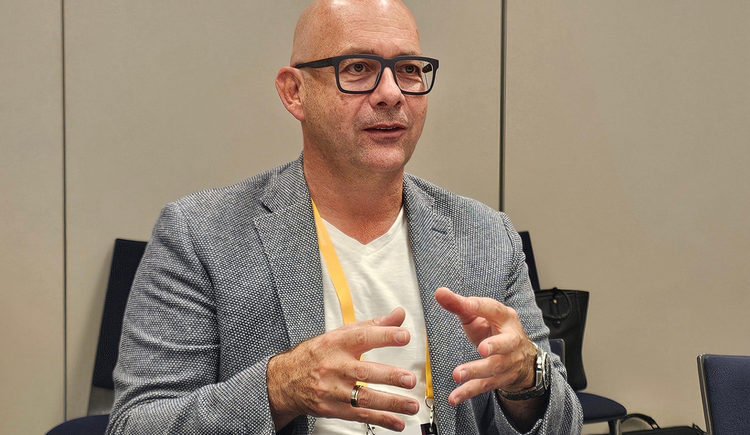 Ein Bild, das Menschliches Gesicht, Person, Kleidung, Im Haus enthält. KI-generierte Inhalte können fehlerhaft sein.