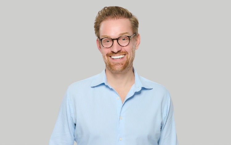 Ein Bild, das Menschliches Gesicht, Lächeln, Kleidung, Person enthält. KI-generierte Inhalte können fehlerhaft sein.