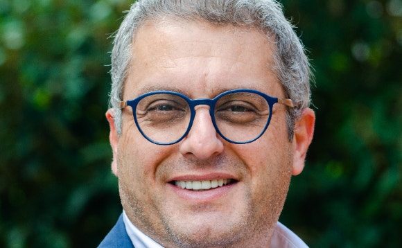 Ein Bild, das Menschliches Gesicht, Person, Lächeln, Mann enthält. Automatisch generierte Beschreibung