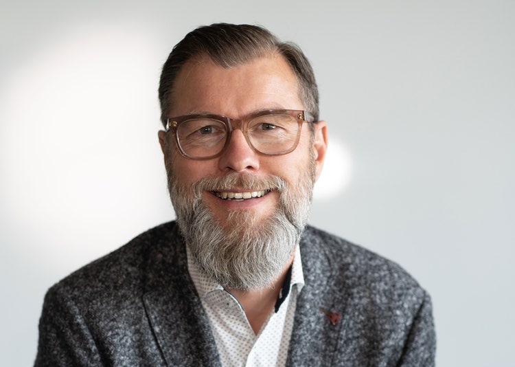 Ein Bild, das Menschliches Gesicht, Person, Lächeln, Vorderkopf enthält. KI-generierte Inhalte können fehlerhaft sein.