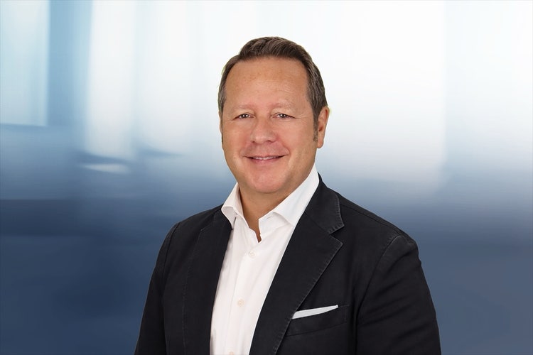 Ein Bild, das Menschliches Gesicht, Person, Lächeln, Kleidung enthält. KI-generierte Inhalte können fehlerhaft sein.