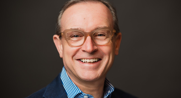 Ein Bild, das Menschliches Gesicht, Person, Lächeln, Vorderkopf enthält. KI-generierte Inhalte können fehlerhaft sein.