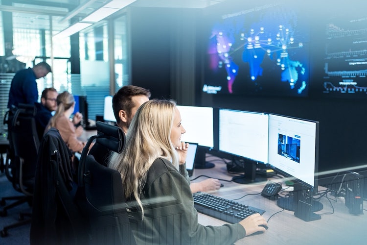 Ein Bild, das Im Haus, Kleidung, Computermonitor, Person enthält. KI-generierte Inhalte können fehlerhaft sein.