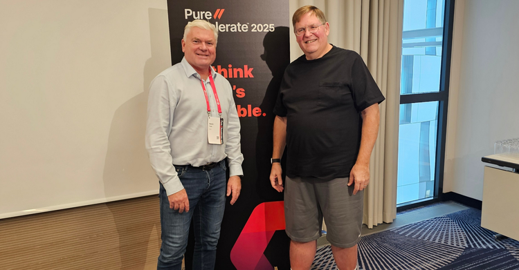 Ein Bild, das Kleidung, Person, Wand, Im Haus enthält. KI-generierte Inhalte können fehlerhaft sein.