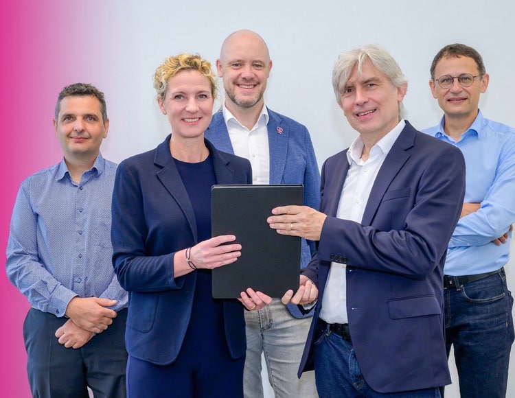 Ein Bild, das Kleidung, Person, Lächeln, Menschliches Gesicht enthält. KI-generierte Inhalte können fehlerhaft sein.