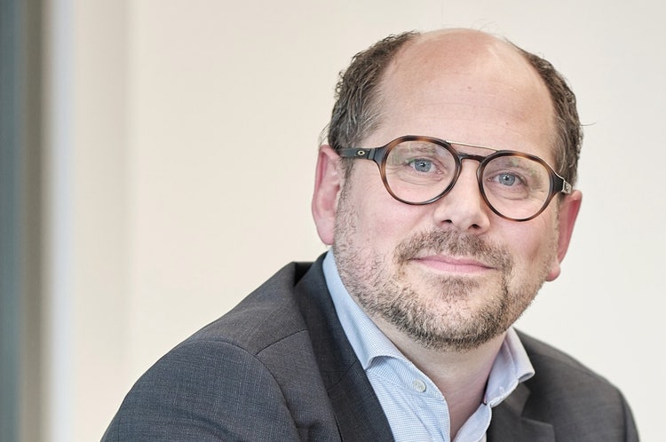 Ein Bild, das Menschliches Gesicht, Person, Kleidung, Mann enthält. KI-generierte Inhalte können fehlerhaft sein.