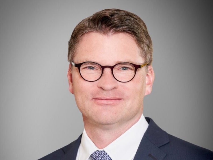 Ein Bild, das Menschliches Gesicht, Person, Krawatte, Kleidung enthält. KI-generierte Inhalte können fehlerhaft sein.
