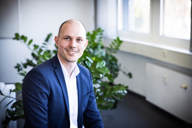 Ein Bild, das Kleidung, Person, Menschliches Gesicht, Wand enthält. KI-generierte Inhalte können fehlerhaft sein.