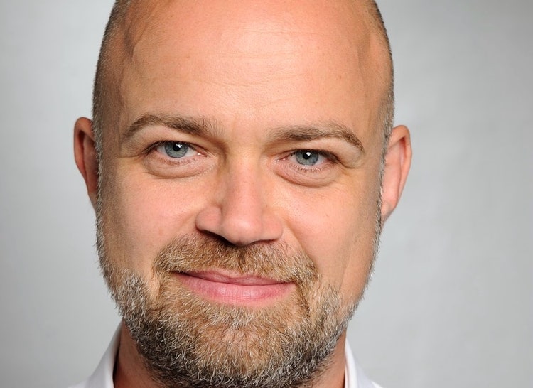 Ein Bild, das Menschliches Gesicht, Person, Bart, Vorderkopf enthält. KI-generierte Inhalte können fehlerhaft sein.