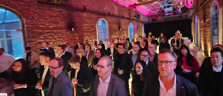 Ein Bild, das Kleidung, Person, Menschliches Gesicht, Mann enthält. KI-generierte Inhalte können fehlerhaft sein.