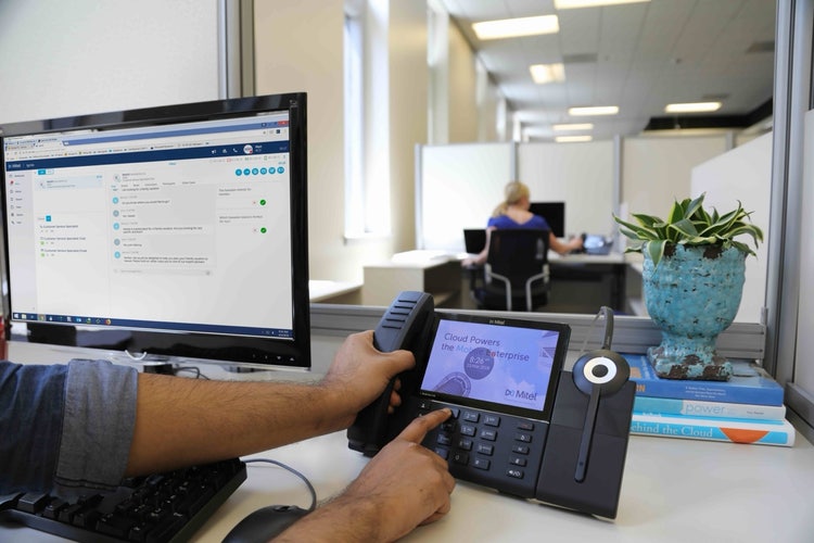 Ein Bild, das Im Haus, Person, Computer, Computermonitor enthält. KI-generierte Inhalte können fehlerhaft sein.
