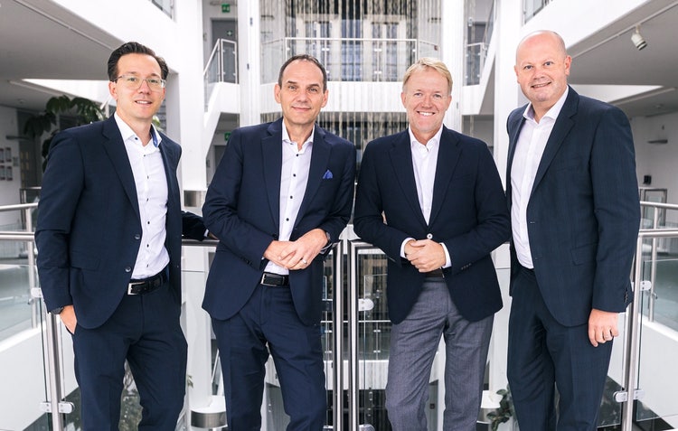 Ein Bild, das Kleidung, Person, Formelle Kleidung, Lächeln enthält. KI-generierte Inhalte können fehlerhaft sein.