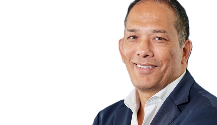 Ein Bild, das Menschliches Gesicht, Person, Lächeln, Porträtbild enthält. KI-generierte Inhalte können fehlerhaft sein.