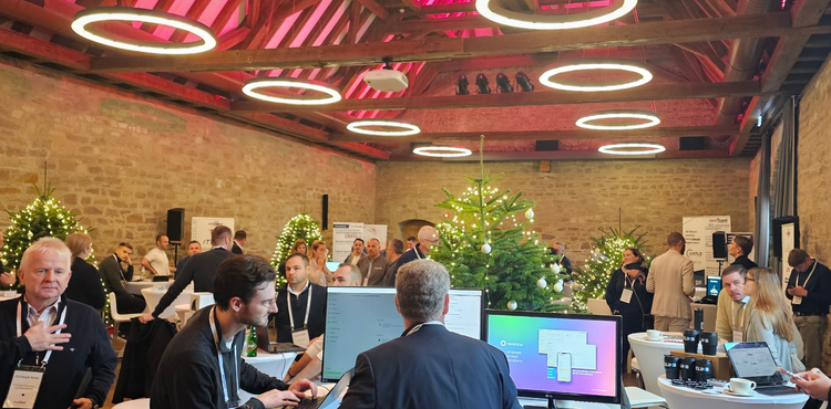 Ein Bild, das Mann, Kleidung, Person, Im Haus enthält. KI-generierte Inhalte können fehlerhaft sein.