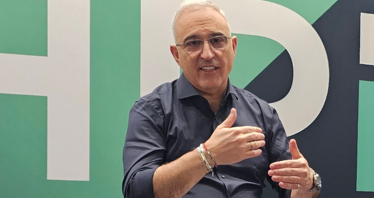 Ein Bild, das Menschliches Gesicht, Kleidung, Person, Mann enthält. KI-generierte Inhalte können fehlerhaft sein.