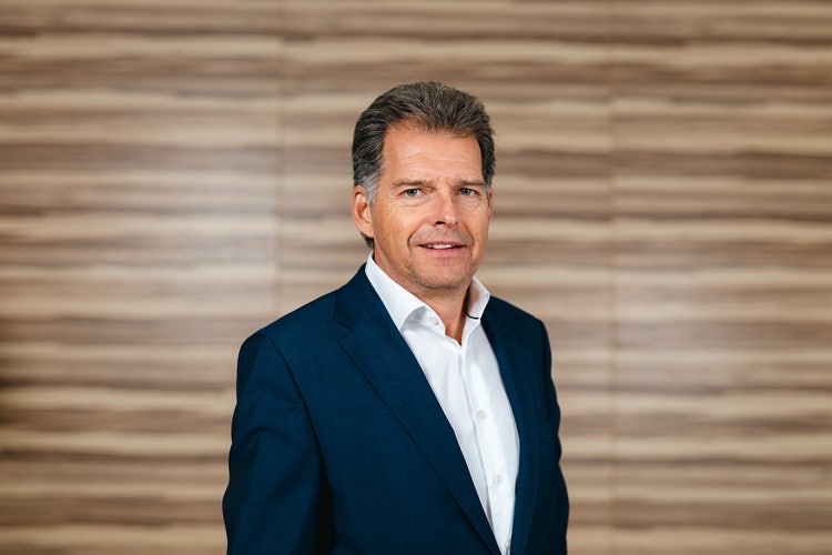 Ein Bild, das Person, Kleidung, Menschliches Gesicht, Formelle Kleidung enthält. KI-generierte Inhalte können fehlerhaft sein.