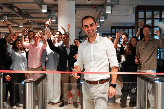 Ein Bild, das Kleidung, Mann, Person, Schuhwerk enthält. KI-generierte Inhalte können fehlerhaft sein.