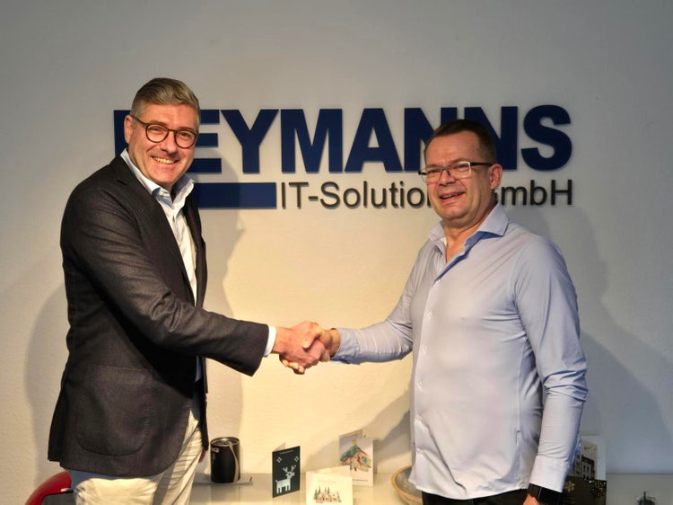 Ein Bild, das Kleidung, Person, Wand, Anzug enthält. KI-generierte Inhalte können fehlerhaft sein.