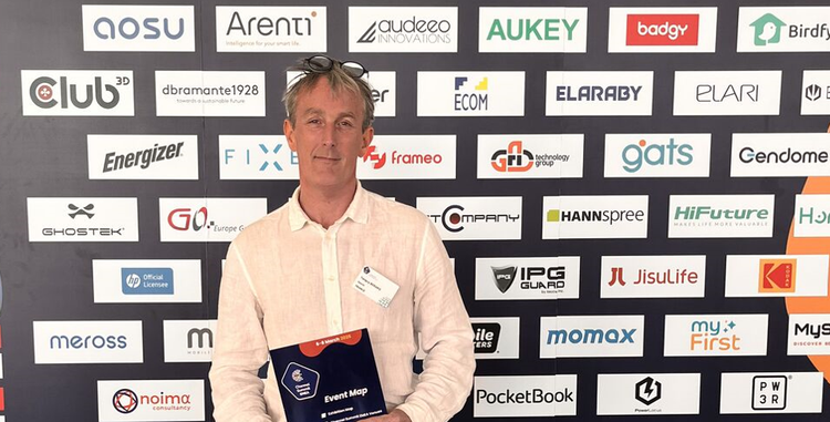 Ein Bild, das Text, Kleidung, Mann, Person enthält. KI-generierte Inhalte können fehlerhaft sein.